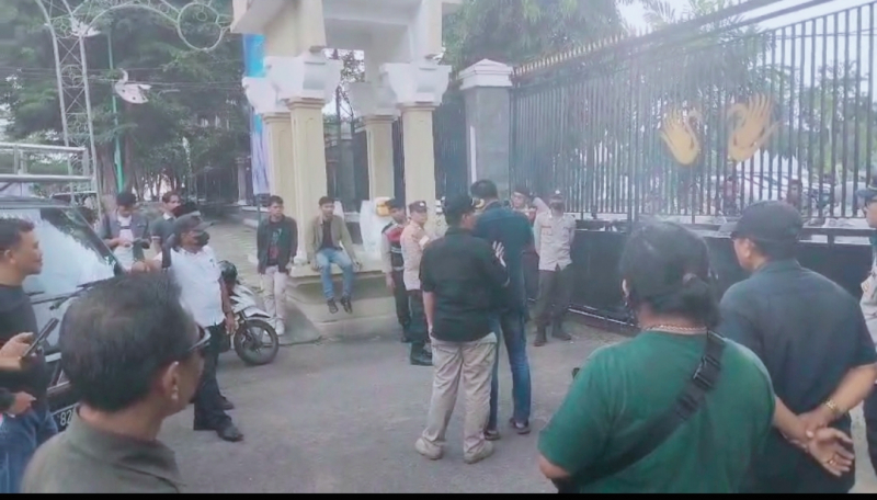 Gabungan Koalisi Anak Bangsa Gelar Demo di Kantor Walikota Jambi