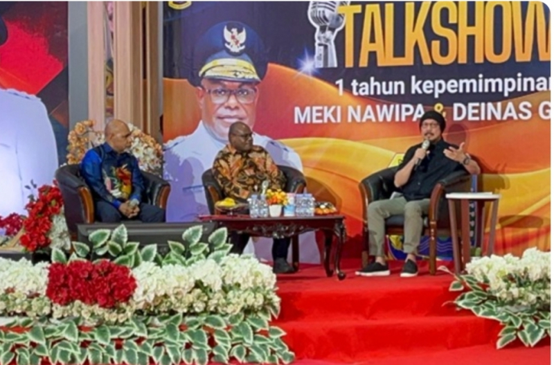 TALKSHOW - Andy Flores Noya memandu talkshow bersama Gubernur dan Wakil Gubernur Papua Tengah, Meki Fritz Nawipa dan Deinas Geley dalam rangka memperingati Satu Tahun Kepemimpinan Gubernur Papua Tengah, Jumat (20/2/2026).