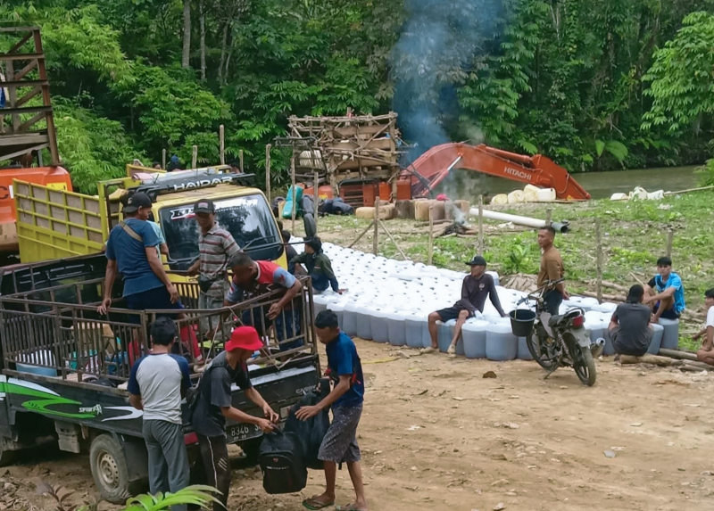 BBM masuk ke lokasi  PETI di Batang Asai tanpa pengawasan APH. foto : dok Darcin