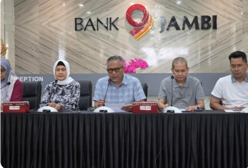 Direktur Utama Bank Jambi, Khairul Suhairi Memberikan Keterangan Pers Terkait Raibnya Dana Nasabah. foto : bankjambi