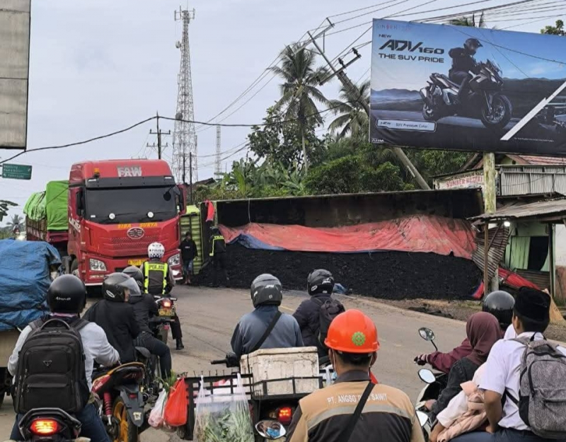 Tronton Angkutan Batubara Masih Bebas Beroperasi di Provinsi Jambi 