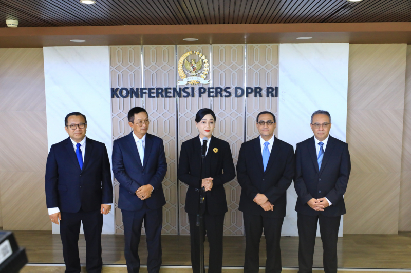 Dewan Perwakilan Rakyat Republik Indonesia menetapkan lima calon Anggota Dewan Komisioner (ADK) Otoritas Jasa Keuangan. 