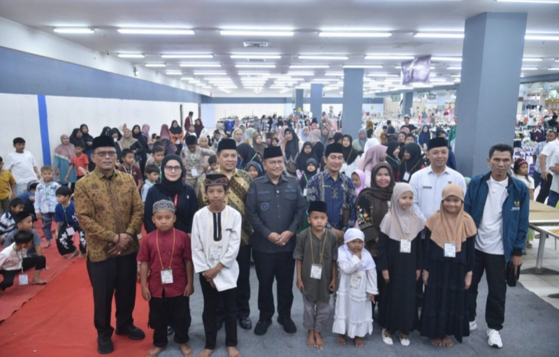 Walikota Jambi Maulana foto bersama dengan Yatim Piatu dan Kaum Dhuafa 