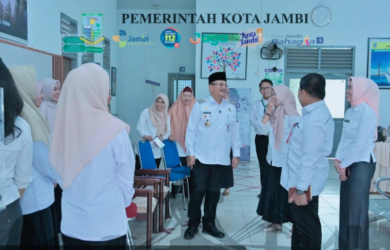 Walikota Jambi Maulana Saat Mengunjungi UPTD Puskesmas Tahtul Yaman