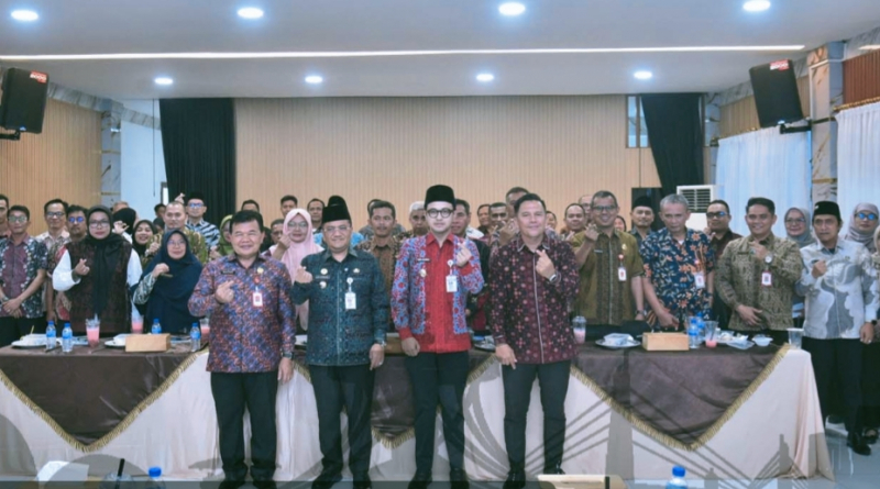 Walikota Jambi Maulana Didampingi Wawako Diza Aljosha Saat Melakukan Kunjungan ke Perumdam Tirta Mayang. 