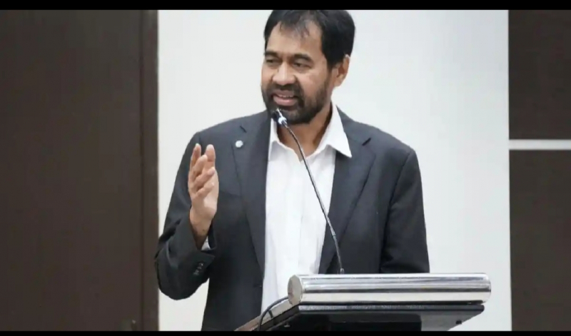 Gubernur Aceh, Muzakir Manaf alias Mualem saat menyampaikan sambutan dalam rapat paripurna DPRA terkait persetujuan KUA-PPAS 2026, Jumat (14/11/2025).