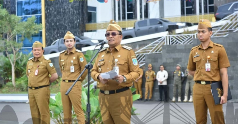 Walikota Jambi Maulana Saat Memimpin Apel di Kantor Walikota Jambi 