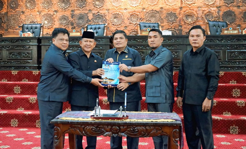 Penyerahan Dokumrn Laporan Keterangan Pertanggungjawaban (LKPJ)  Bupati kepada DPRD Merangin yang disampaikan pada Rapat Paripurna DPRD Merangin, Senin (30/3/2026).