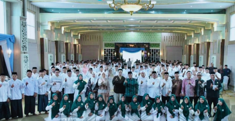 Walikota Jambi Maulana Didampingi Wawako Jambi Diza Aljosha Foto Bersama dengan Forum RT