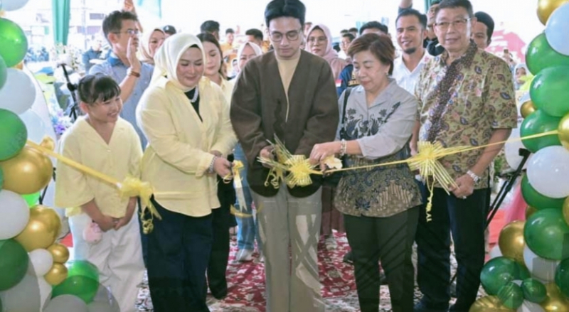 Wawako Jambi, Diza Aljosha Saat Memotong Pita Tanda Dibukanya Genzhi Cafe and Resto