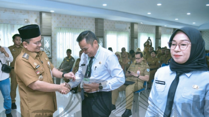 Walikota Jambi Maulana Menyematkan PIN kepada peserta secara simbolis. foto: diskominfo 