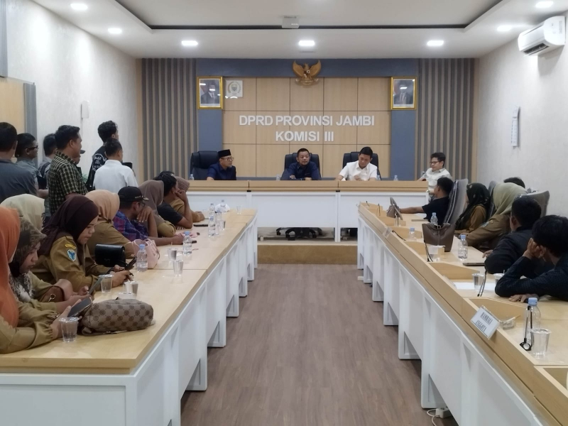Perangkat Desa di Kabupaten Batang Hari Ngadu ke DPRD Provinsi Jambi, Senin (6/4/2025)
