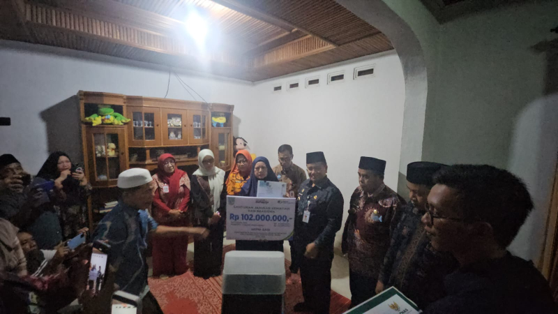 Walikota Jambi Menyerahkan Santunan kepada ahli waris Ketua RT yang rapat. 