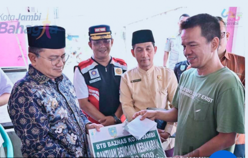 Walikota Jambi Maulana Menyerahkan Bantuan kepada korban kebakaran. 