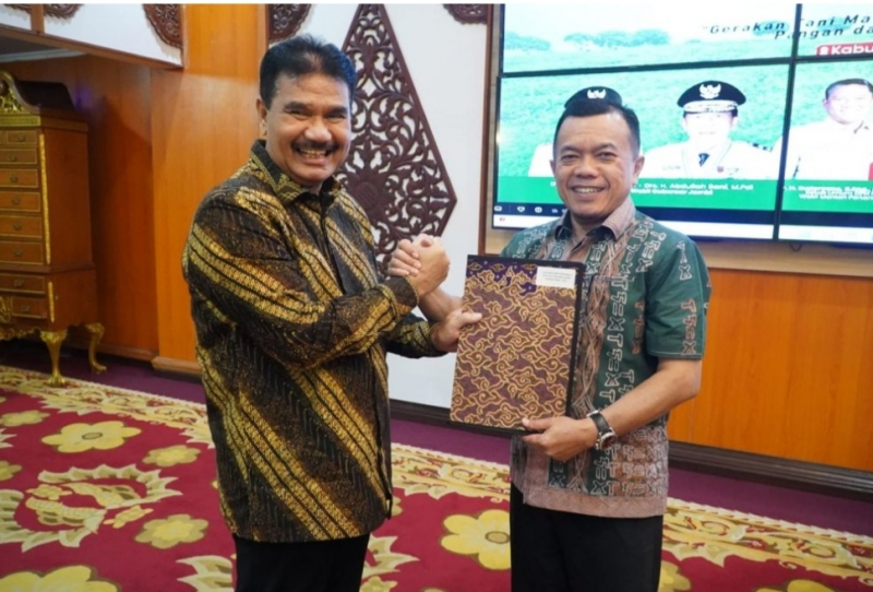 Ketua DPD HKTI Provinsi Jambi, Sutan Adil Hendra bersama Gubernur Jambi Al-Haris 