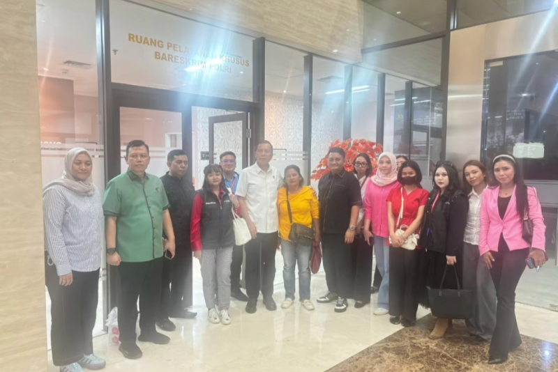 Romiyanto Kuasa Hukum Korban Ruda Paksa Saat Mendatangi Mabes Polri 