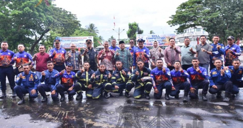 Wali Kota Jambi Maulana melepas keberangkatan tim Pemadam Kebakaran (Damkar) Kota Jambi untuk mengikuti ajang Firefighter Skill Competition di Kota Palembang. 