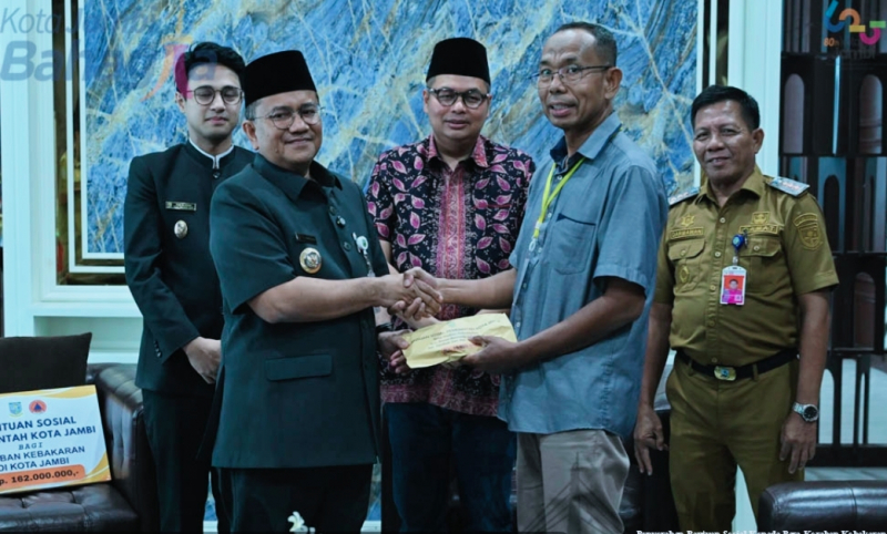 Walikota Jambi Maulana Menyerahkan Bantuan Secara Simbolis kepada korban kebakaran. 