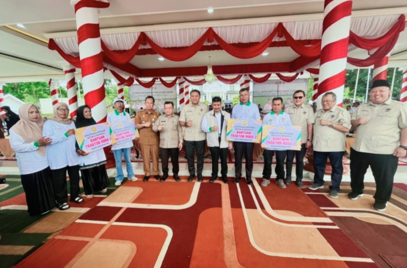 Ketua Himpunan Kerukunan Tani Indonesia (HKTI) Pusat, Sudaryono foto bersama usai melantik pengurus HKTI Provinsi Jambi, Selasa (20/4/2026)