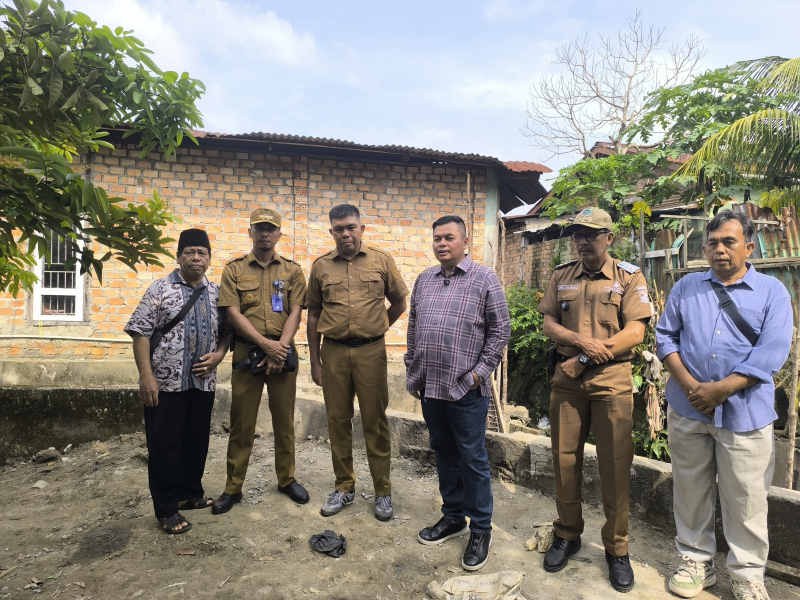 Ketua DPRD Kota Jambi Saat Meninjau Progres Pelebaran drainase di RT 16, Kelurahan Solok Sipin, Kecamatan Danau Sipin, Selasa (21/4/2026).