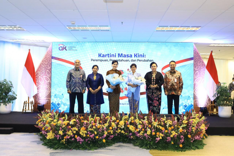 Ketua Dewan Komisioner OJK Friderica Widyasari Dewi dan Menteri Komunikasi dan Digital Meutya Hafid Hadiri Webinar 