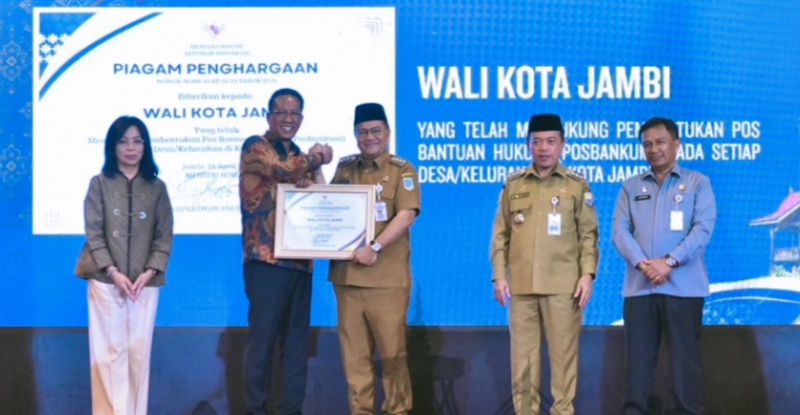 Walikota Jambi Maulana Terima Penghargaan dari Kemenkum