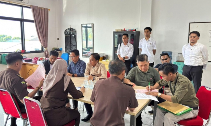 Kejari Jambi menahan tiga tersangka kasus dugaan korupsi pengadaan bahan kimia di Perumda Air Minum Tirta Mayang Kota Jambi 