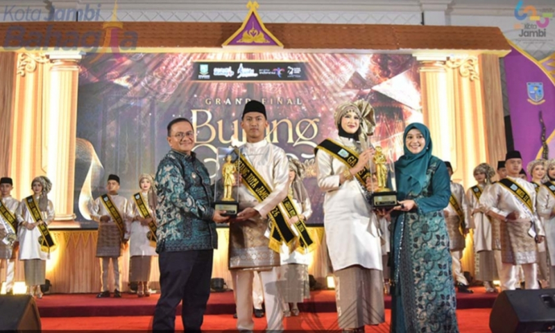 Wali Kota Jambi Dr. dr. H. Maulana. Μ.Κ.Μ, didampingi Ketua TP. PKK Kota Jambi Dr.dr. HJ.Nadiyah, Sp.OG, menyaksikan seluruh rangkaian acara hingga penobatan Bujang dan Gadis tahun 2026.