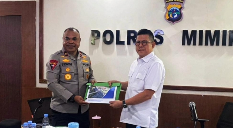 Kapolda Papua Tengah saat menerima kunjungan Anggota Komisi III DPR RI, Dr. Soedeson Tandra, di Polres Mimika, Selasa (12/5/2026)