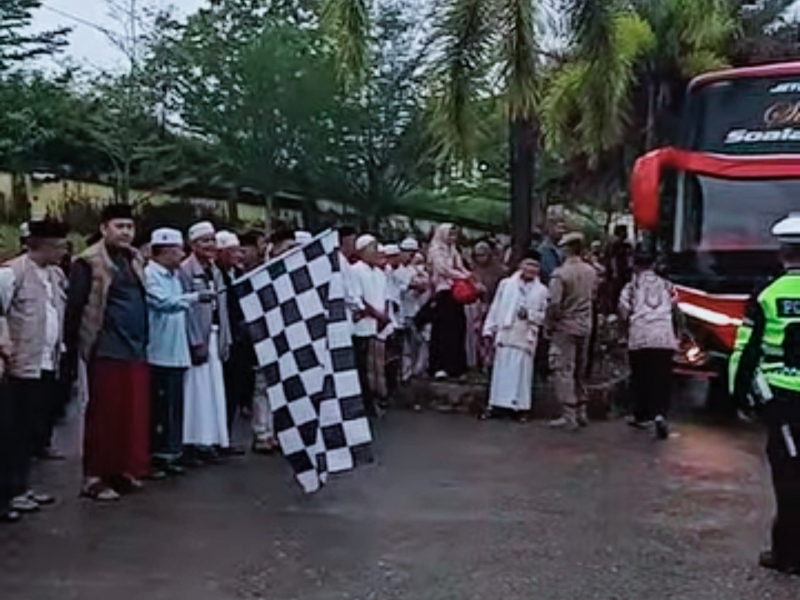 Bupati Merangin H. M. Syukur melakukan pelepasan jemaah haji di pelataran Masjid Baitul Makmur, Bangko, Minggu (17/5) sekitar pukul 05.30 WIB.