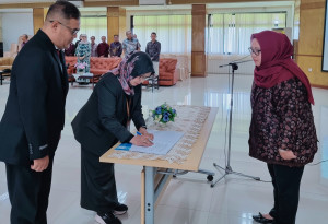 Serah Terima Jabatan Rektor UNBARI, Akhiri Polemik Kepemimpinan