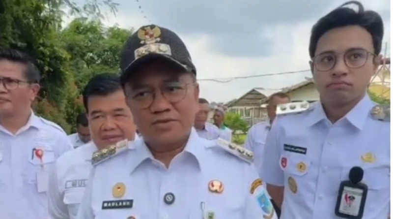 Walikota Jambi Maulana Saat Diwawancarai Media