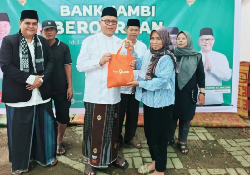 Direktur Utama Bank Jambi Serahkan Daging Qurban Secara Simbolis kepada masyarakat. 