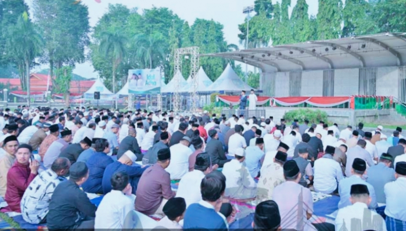 Ratusan warga memadati Lapangan Kantor Wali Kota Jambi untuk melaksanakan Salat Iduladha 1447 Hijriah, Rabu (27/5/2026) pagi.