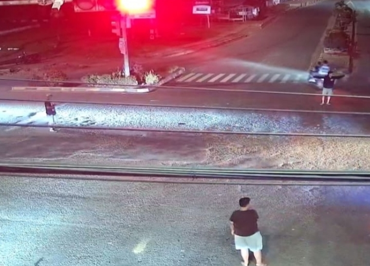 Tiga Pemuda Tanpa Diketahui Indentitas Berdiri di Tengah Jalan Simpang 4 Paal 10