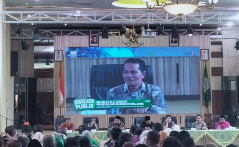 Rektor Unja Prof Helmi Saat Menyampaikan Pendapat Terkait Kebijakan Pengelolaan Sampah di Kota Jambi 