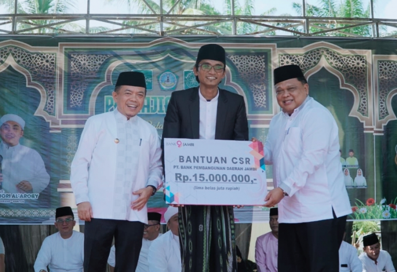 Gubernur Jambi Al-Haris Serahkan Bantuan kepada Pengasuh Pondok Pesantren (Ponpes) Salafiyah Al Hafizh, Desa Bungo Antoi, Kecamatan Tabir Selatan, Minggu (14/6/2026).