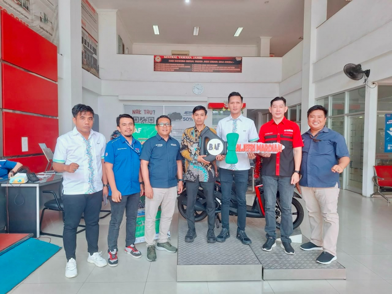Penyerahan hadiah kepada pemenang dilakukan secara resmi di dealer Sentral Yamaha Murni, Jambi.