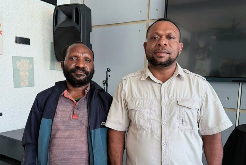 Dari kiri Simon Gobai dan kan Titus Tabuni ( kuasa hukum)