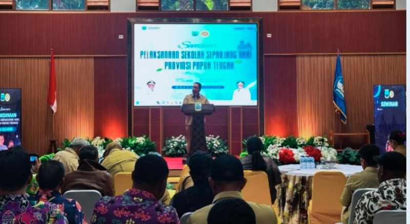 Seminar Pelaksanaan Sekolah Sepanjang Hari Tahun 2026 di kompleks Bandara Lama Nabire, Senin (20/7/2026).