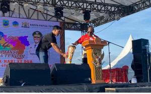 Meki Nawipa Luncurkan Program Bangkit Papua Tengah, 1.000 Balita Terima Bantuan Gizi