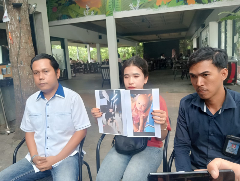 Ibu korban memperlihatkan foto bayinya yang dijual ayak kandungnya 