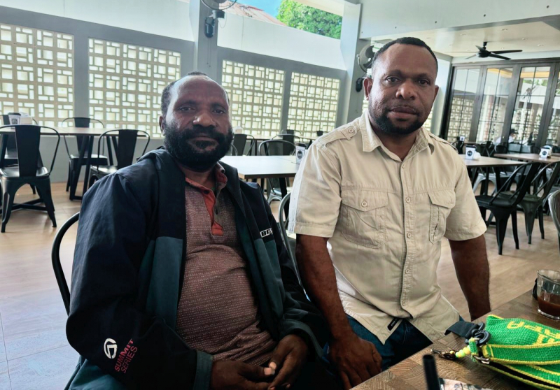 (Dari Kiri) Simon Gobai saat bersama kuasa hukumnya Titus Tabuni, SH. 