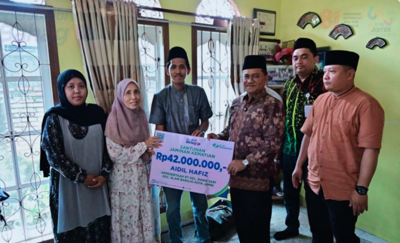 Wali Kota Jambi, Dr. dr. H. Maulana, M.K.M., serahkan santuna kepada keluarga almarhum Aidil Hafiz, Ketua RT 17 Kelurahan Rawasari, Kecamatan Alam Barajo, Kota Jambi, Minggu (2/8/2026). 