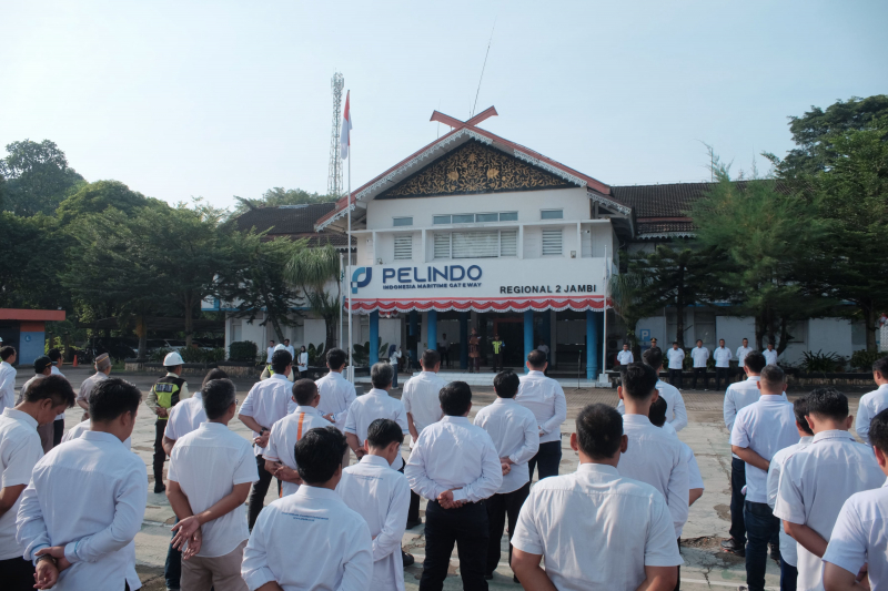 Pengibaran Bendera Merah Putih digelar di lingkungan Pelindo Regional 2 Jambi, Senin (17/8/2026)