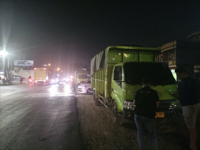 MPLLBB bersama masyarakat sekitar melakukan penertiban terhadap angkutan batubara yang melanggar jam operasional 