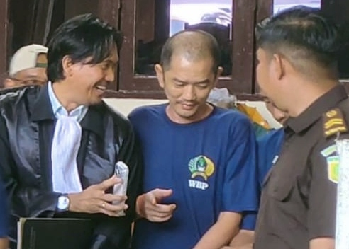 Firmansyah, SH., MH dari Kantor Hukum Firmansyah dan Rekan Saat Mendampingi Terdakwa Budi Wijaya. foto:arungnews.com