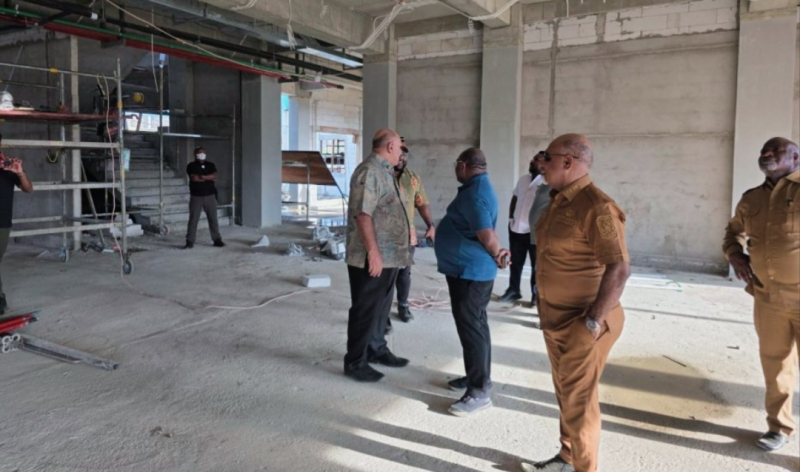 Wakil Gubernur Papua Tengah, Deinas Gelay saat meninjau pembangunan pusat perkantoran Pemerintahan Provinsi Papua Tengah.