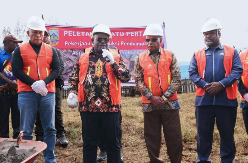 Gubernur Papua Tengah Meki Frits Nawipa, SH, meletakkan batu pertama pembangunan sekolah berpola asrama di Kampung Kago, Distrik Ilaga, Kabupaten Puncak, Sabtu (26/9/2026).