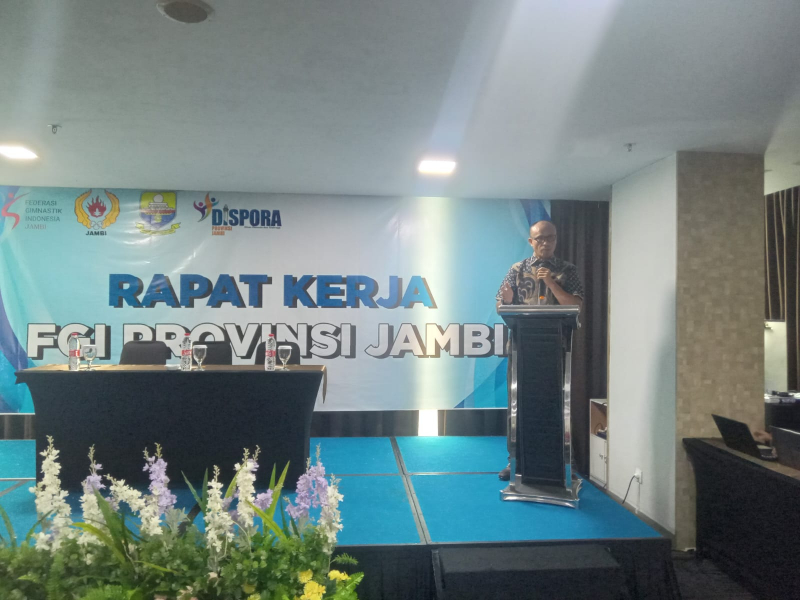 Ketua Umum KONI Provinsi Jambi, AKBP Mat Sanusi saat membuka Rapat Kerja (Raker) Federasi Gimnastik Indonesia (FGI) Provinsi Jambi di Hotel Odua Weston, Kamis (8/10/2026).
